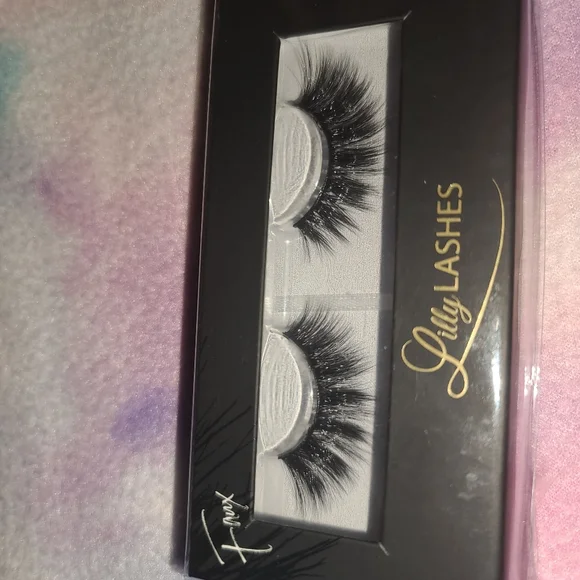Lilly Lashes - Picture 7 of 16
